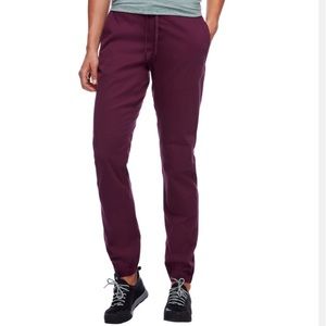 Black diamond notion pants in burgundy